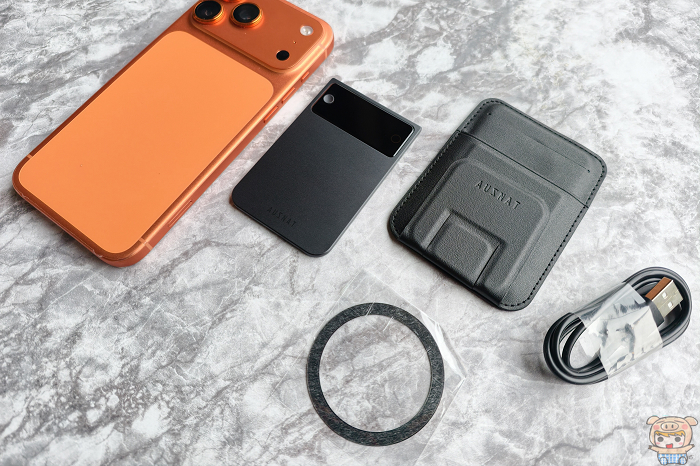 AUSNAT R1 錄音卡內容物：主機、磁吸圈、Type-C 充電線及 MagSafe 皮革卡夾