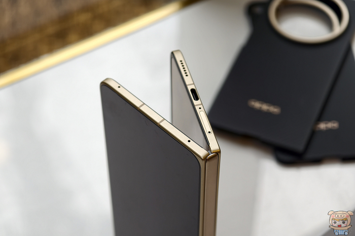 OPPO Find N6頂部與底部四麥克風配置與雙喇叭孔位