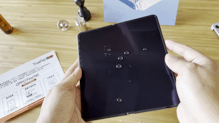 OPPO Find N6螢幕疏水防護測試：水滴在表面流暢滾動