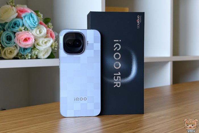 iQOO 15R 像素銀配色玻璃背蓋設計與外盒展示