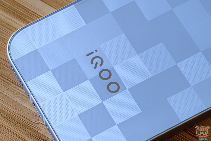 iQOO 15R 像素銀 Logo 特寫