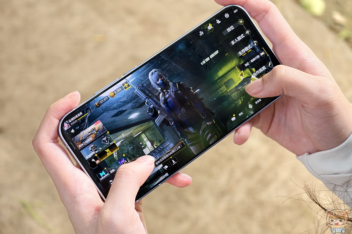 iQOO 15R 6.59 吋黃金比例單手握持手感實測