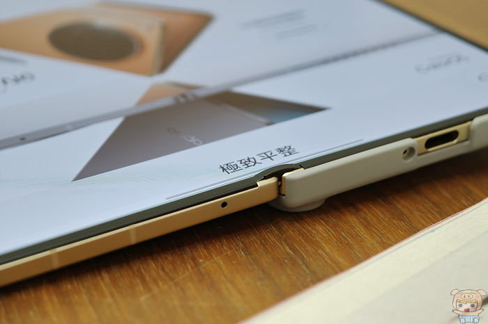 OPPO Find N6 螢幕摺痕近距離展示,呈現鈦合金鉸鏈帶來的平整視覺效果。