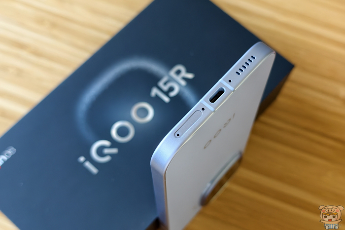  iQoo 15R 底部 sim卡設計，有 NFC 感應卡