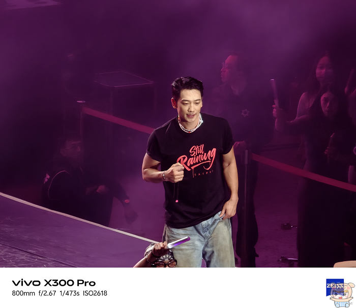 手機專用增距鏡實測:2026 RAIN 台北小巨蛋演唱會遠距拍攝效果圖