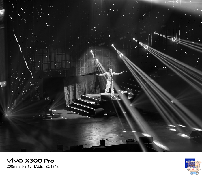 使用手機增距鏡捕捉 Rain 演唱會舞台細節與光影表現 黑白