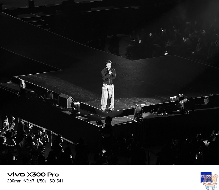 手機長焦鏡頭搭配物理增距鏡拍攝小巨蛋演唱會高畫質實測圖