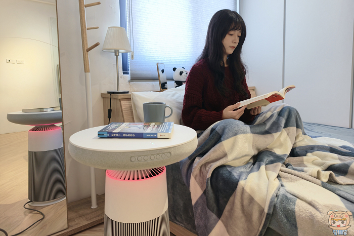 LG AeroSpeaker 置於床頭旁作為邊几使用，放書放鬧鐘