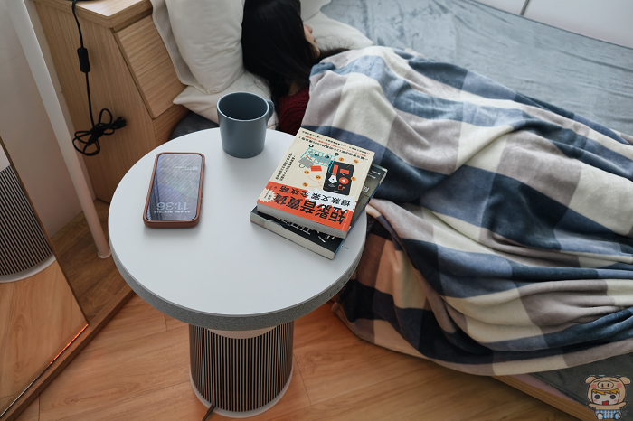 iPhone 手機放在 LG 小蘑菇桌面進行無線充電示範