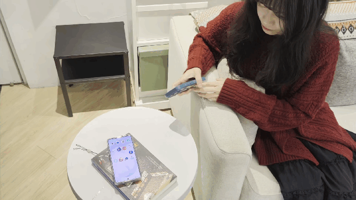 LG 小蘑菇圓形桌面設計，具備 Qi 無線充電功能與收納空間 (GIF)