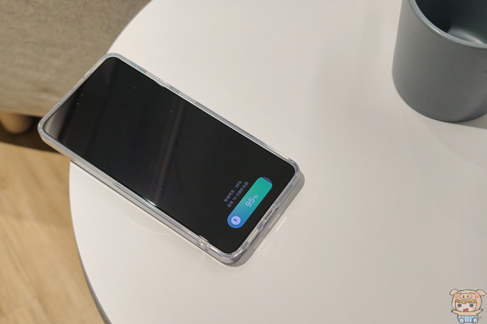 Galaxy S26 Ultra 手機放在 LG 小蘑菇桌面進行無線充電示範