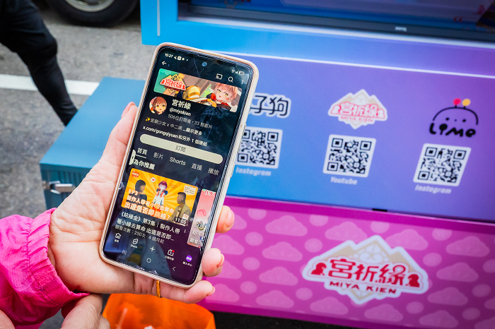 橘子集團開發的小緣號與現場香燈腳進行實體互動