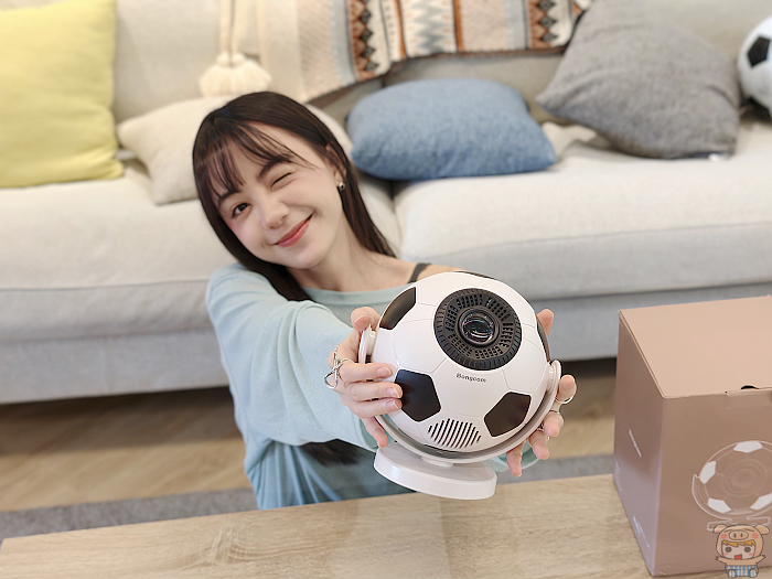 足球君底部設有 1/4 吋通用螺絲孔，可固定於相機腳架。