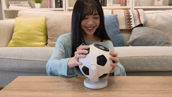 (GIF) 無段靈動雲台示範，360 度旋轉投影無死角。