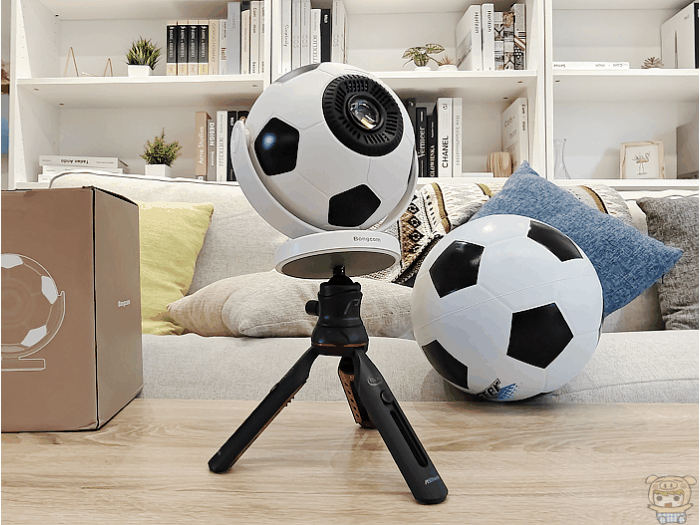 足球君底部設有 1/4 吋通用螺絲孔，可固定於相機腳架。