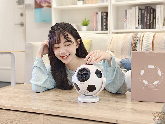 懶人必備投影神器，轉個角度直接投射天花板。