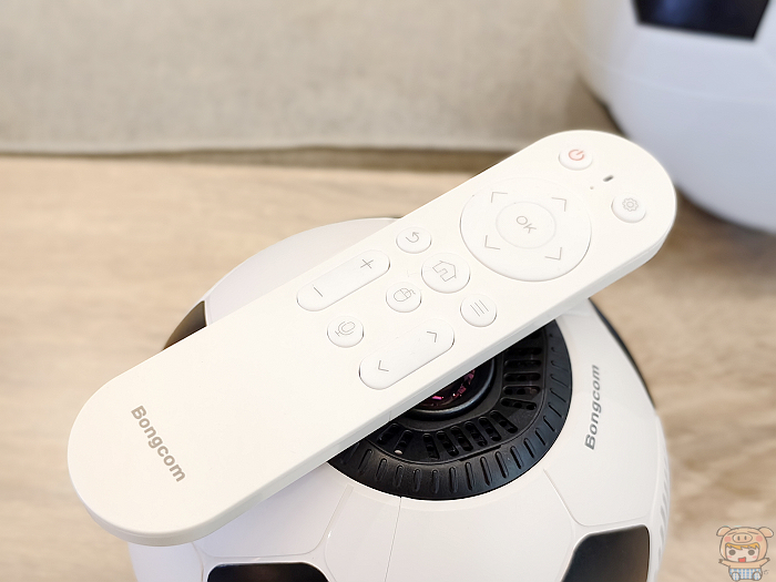 足球君專屬遙控器，具備滑鼠鼠標與語音控制功能。