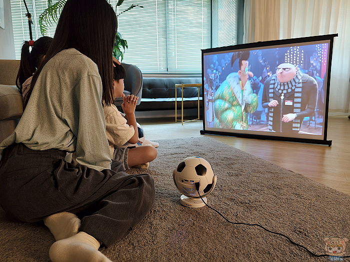 0.9:1 短焦投影技術，小空間也能享受 150 吋大畫面。