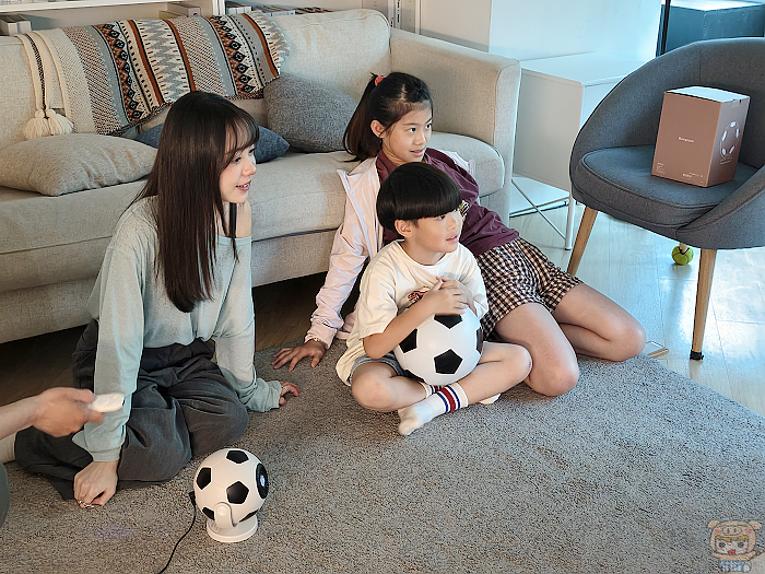 具備 450 ANSI 流明亮度，開燈環境下投影畫面依然清晰。