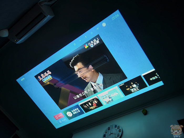 輕鬆調整投影角度到天花板，實現躺著看電影的願望。