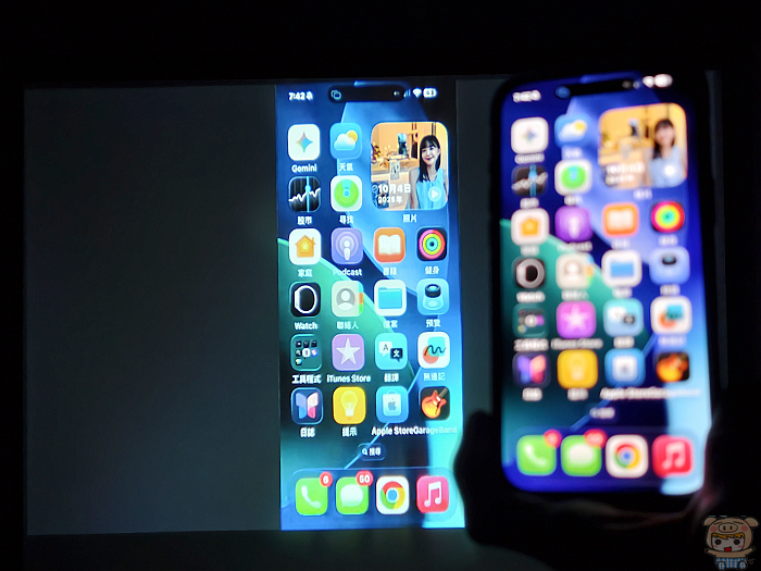 手機照片一鍵投射，全家人一起觀看旅遊回憶。