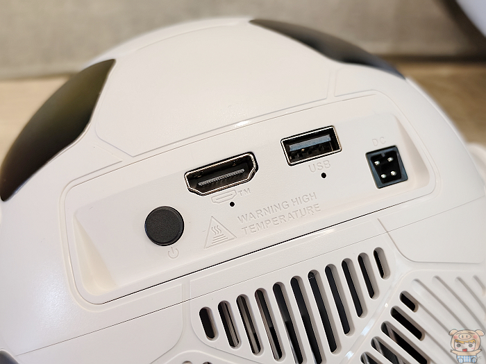 足球君機身背面介面：支援 USB 與 HDMI 輸入。