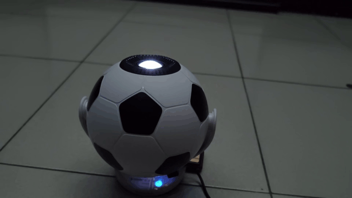 (GIF) 足球君結合腳架使用，提供更多元投影角度。