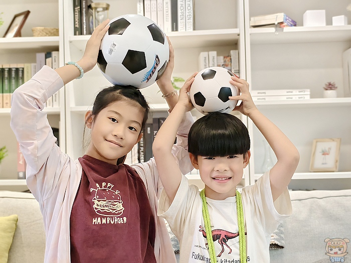 Bongcom BS5 僅 550g 輕巧機身，比真正足球還要小顆 大小展示