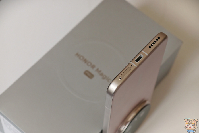HONOR Magic8 Pro底部為喇叭、USB 充電/傳輸孔， SIM卡槽