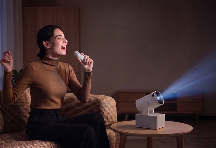 LA6 Cross 投影機支援 200 度雲台與短焦技術，適合房間天花板與露營看片