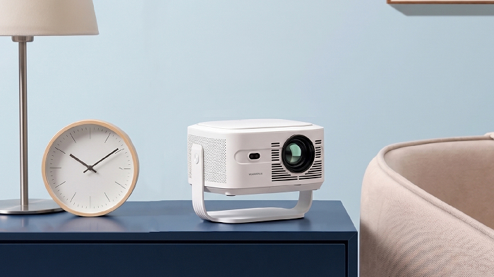 LA10 Pro 內建 Google TV 系統與全智能自動校正，免手動對焦開機即看