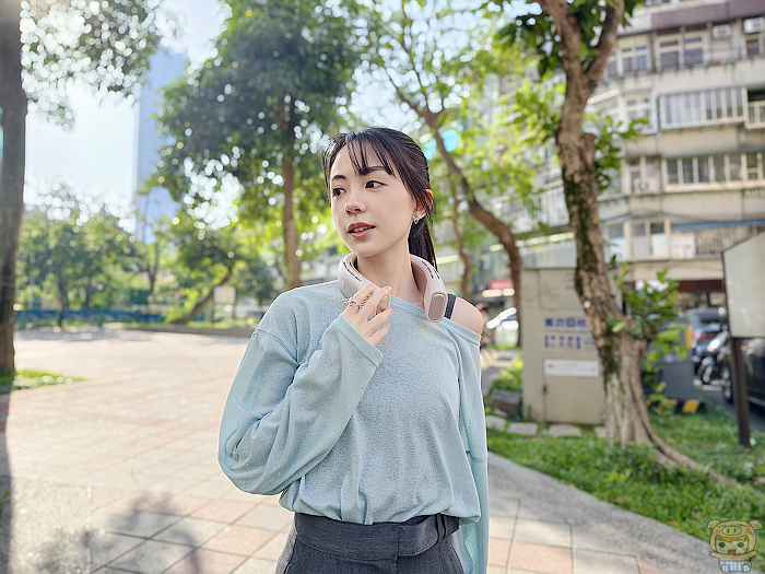 戶外配戴 TORRAS COOLiFY 2S Pro 貼合脖子曲線感受冰涼