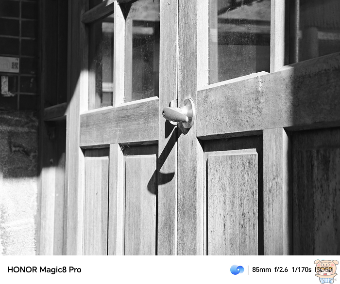 HONOR Magic8 Pro 黑白濾鏡拍攝木頭門把