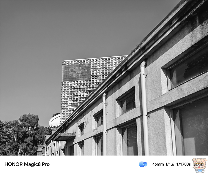 HONOR Magic8 Pro 黑白濾鏡拍攝建築物，展示線條乾淨自然