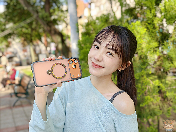 iPhone 17 Pro 配戴 TORRAS Ostand Q3 Air 足球系列榮耀綠配色展示