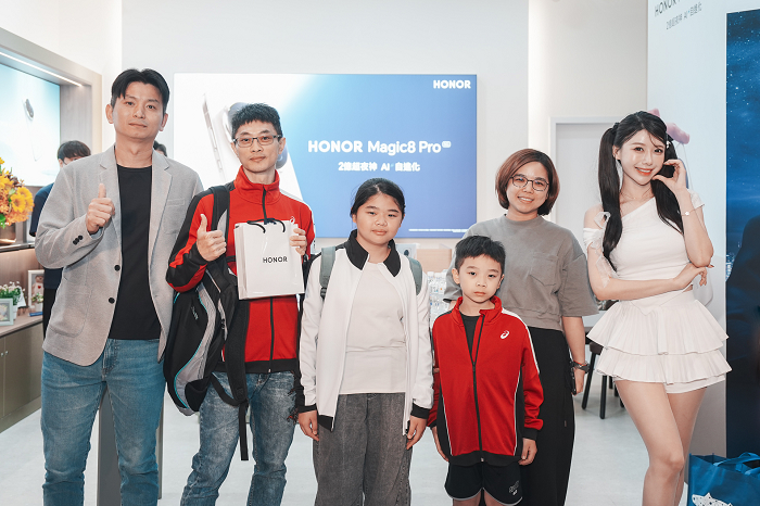HONOR Magic8 Pro 旗艦機三創門市實機展示與民眾合影
