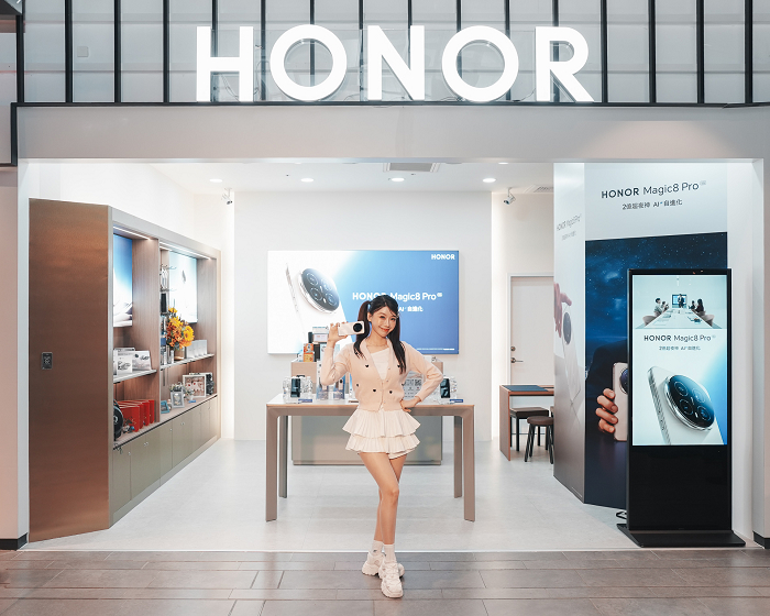 韓籍啦啦隊女神李雅英擔任 HONOR 三創店一日店長