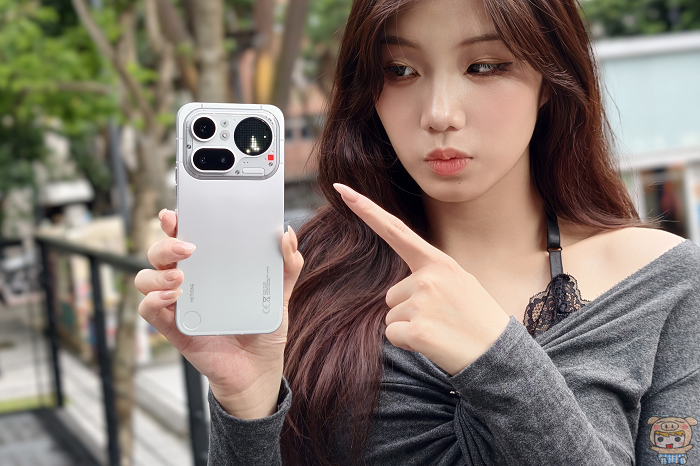 Nothing Phone (4a) Pro 機身背部的紅色錄影提示燈設計