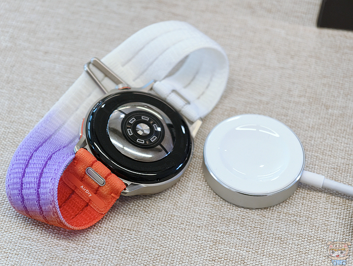 HUAWEI WATCH GT Runner 2 支援無線快充與磁吸底盤