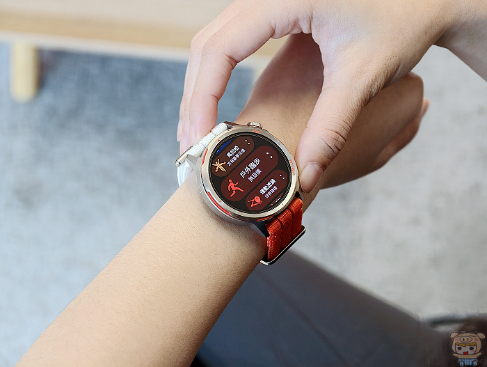 HUAWEI WATCH GT Runner 2 右側旋轉錶冠及運動快捷選單的側邊按鍵