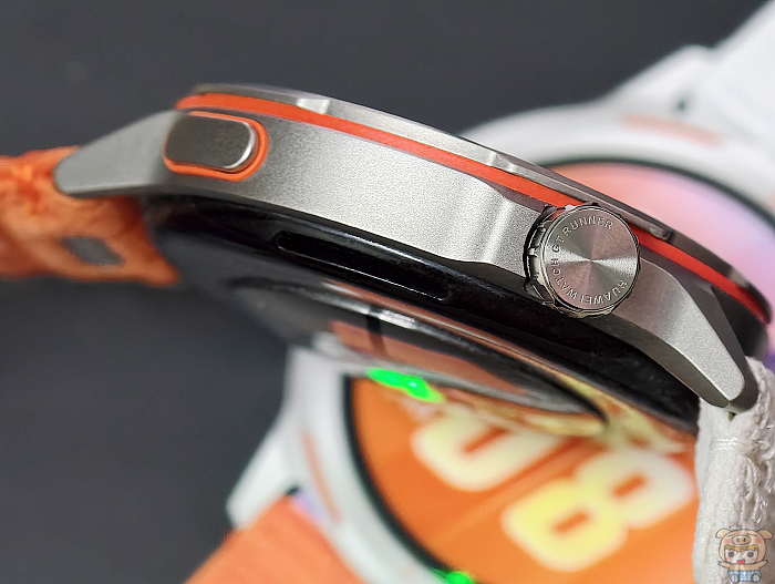 HUAWEI WATCH GT Runner 2 鈦合金機身質感與主頁旋轉錶冠特寫