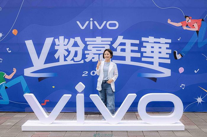 代言人告五人現身 vivo V粉嘉年華，vivo X300 Ultra 演唱會神機實測抓拍