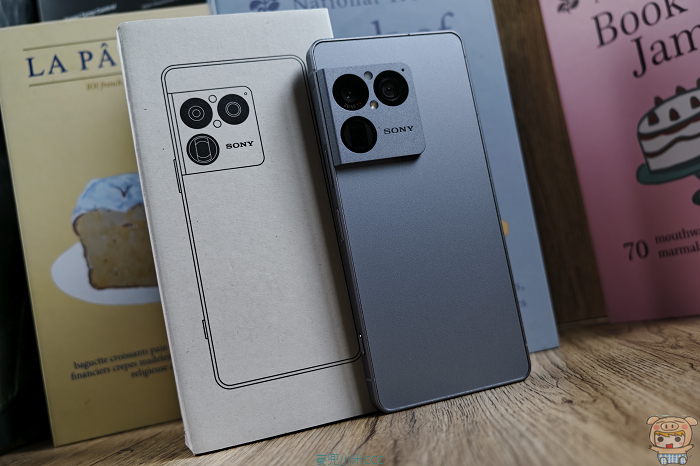 Xperia 1 VIII 實體單 SIM 卡與 microSD 擴充卡槽設計