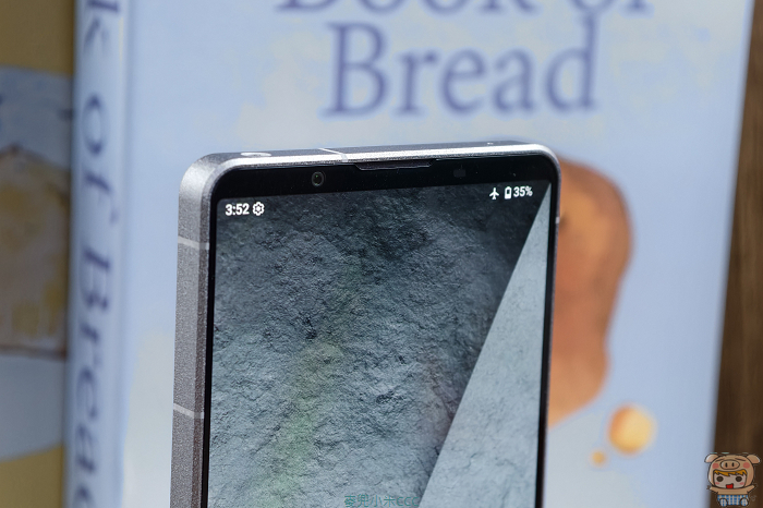 Xperia 1 VIII 螢幕上方 1200 萬畫素自拍鏡頭與聽筒喇叭