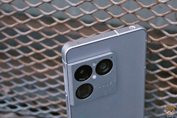 Xperia 1 VIII 一體成形直角中框與噴砂工藝細節