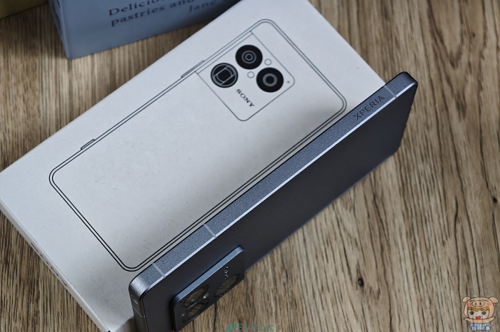 Xperia 1 VIII 機身側邊視角與 5000mAh 電池配置示意