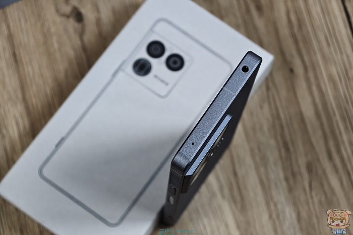 Xperia 1 VIII頂部配置 3.5mm耳機孔及降噪麥克風