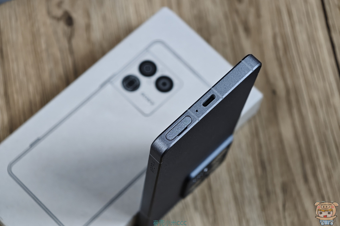 Xperia 1 VIII 底部為USB Type-C 充電/傳輸孔及收音麥克風