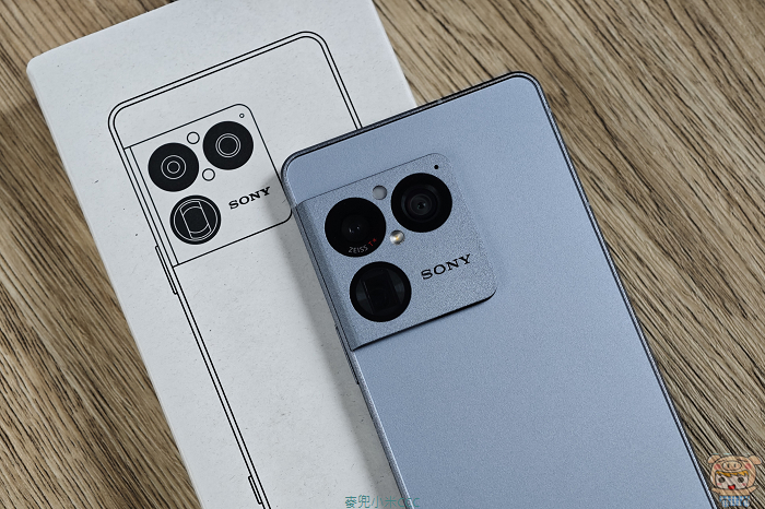 Xperia 1 VIII 方中帶圓相機模組三鏡頭配置