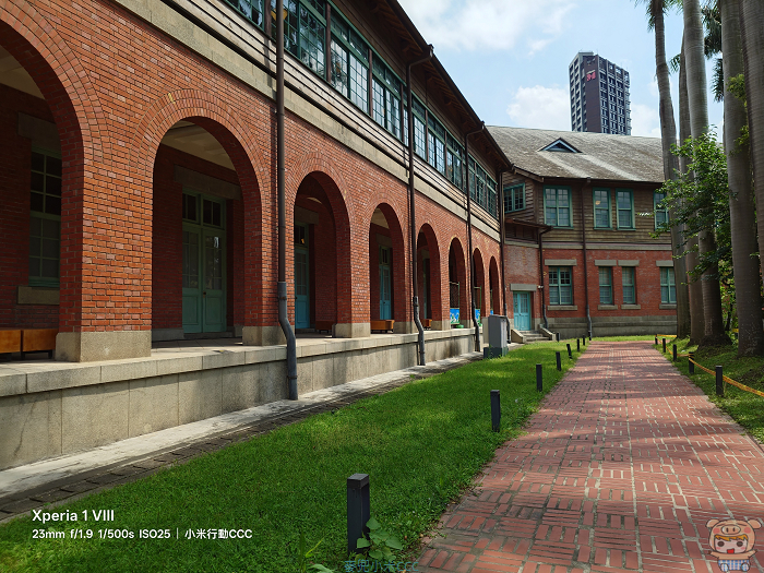 Xperia 1 VIII 拍攝室外場景，展現建築物的延伸感